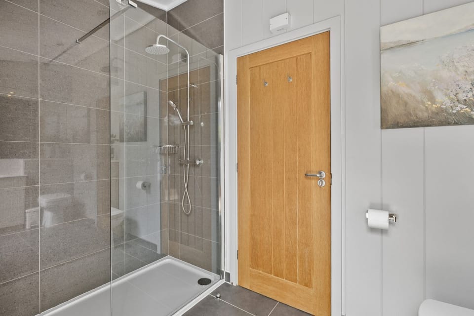 Bath tub with shower and handheld shower head  - The Retreat
