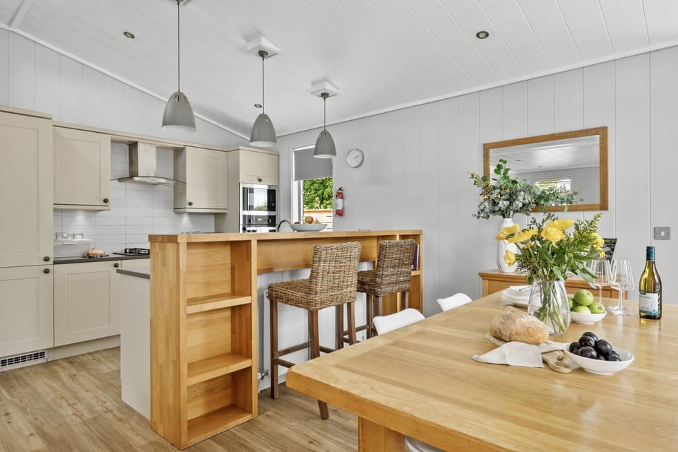 Kitchen and dining area with cooking facilities  - The Retreat