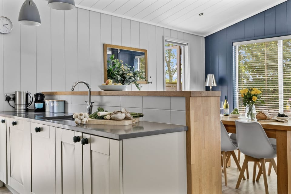 Kitchen with full cooking facilities, dishwasher, kettle, toaster  - The Retreat
