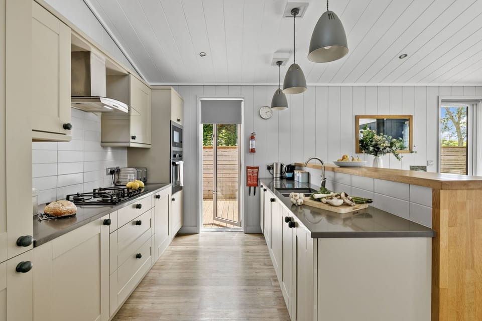 Well equipped kitchen with oven, hob, dishwasher, microwave and coffee facilities  - The Retreat