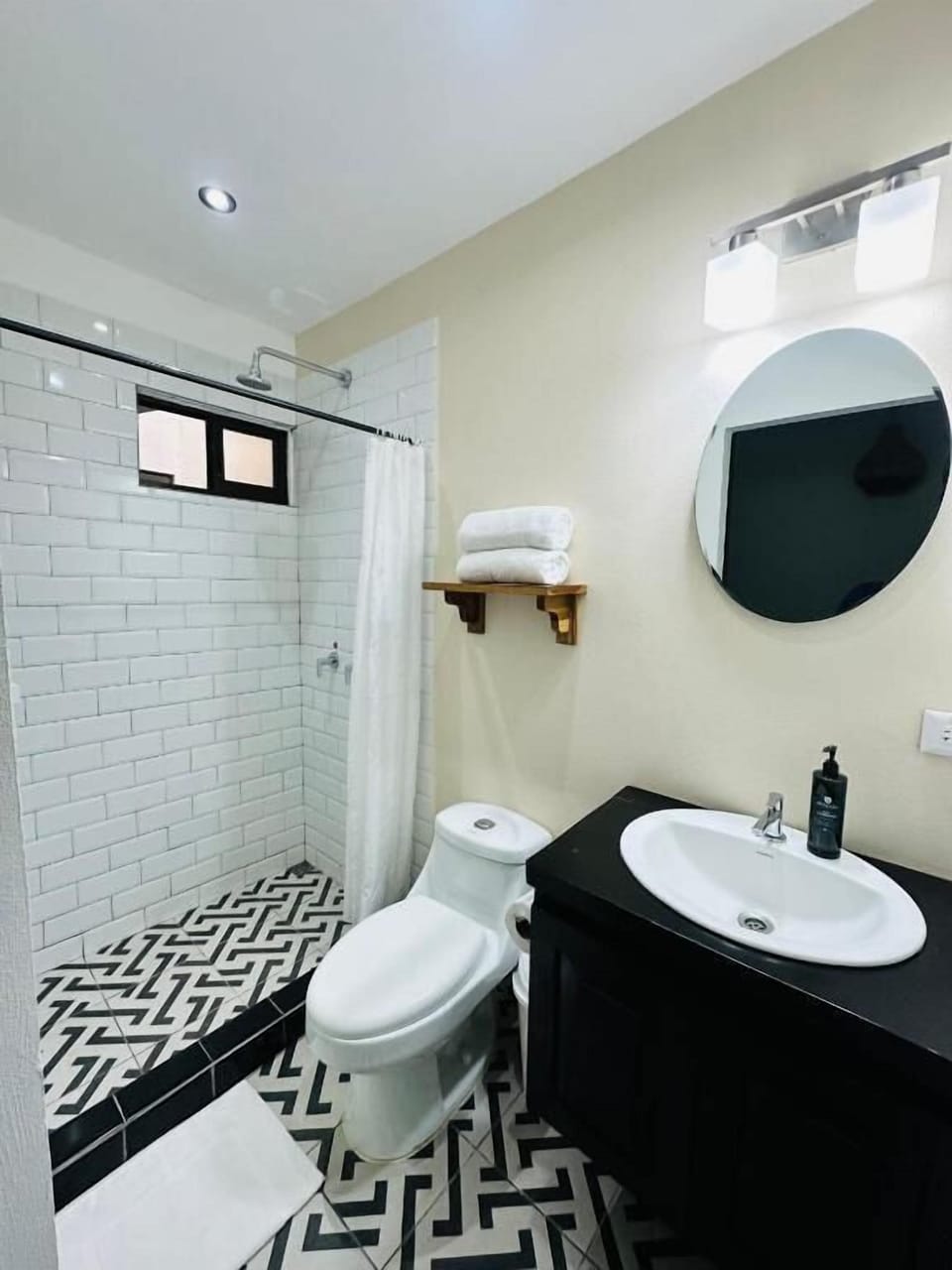 Standard Room | Bathroom | Shower, rainfall showerhead, towels, soap