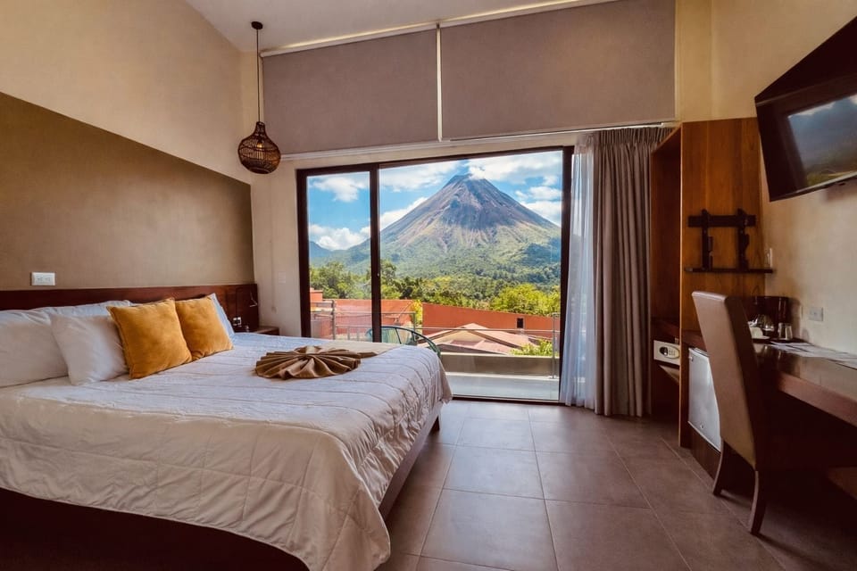 Premium | Premium bedding, down comforters, Select Comfort beds, minibar