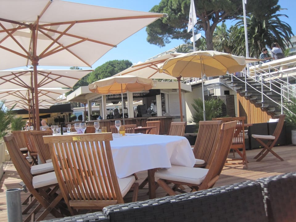 Experience the allure of the Cote D'Azur! Our enchanting Airbnb offers the perfect blend of luxury and sightseeing, with Croisette beach just steps away. 