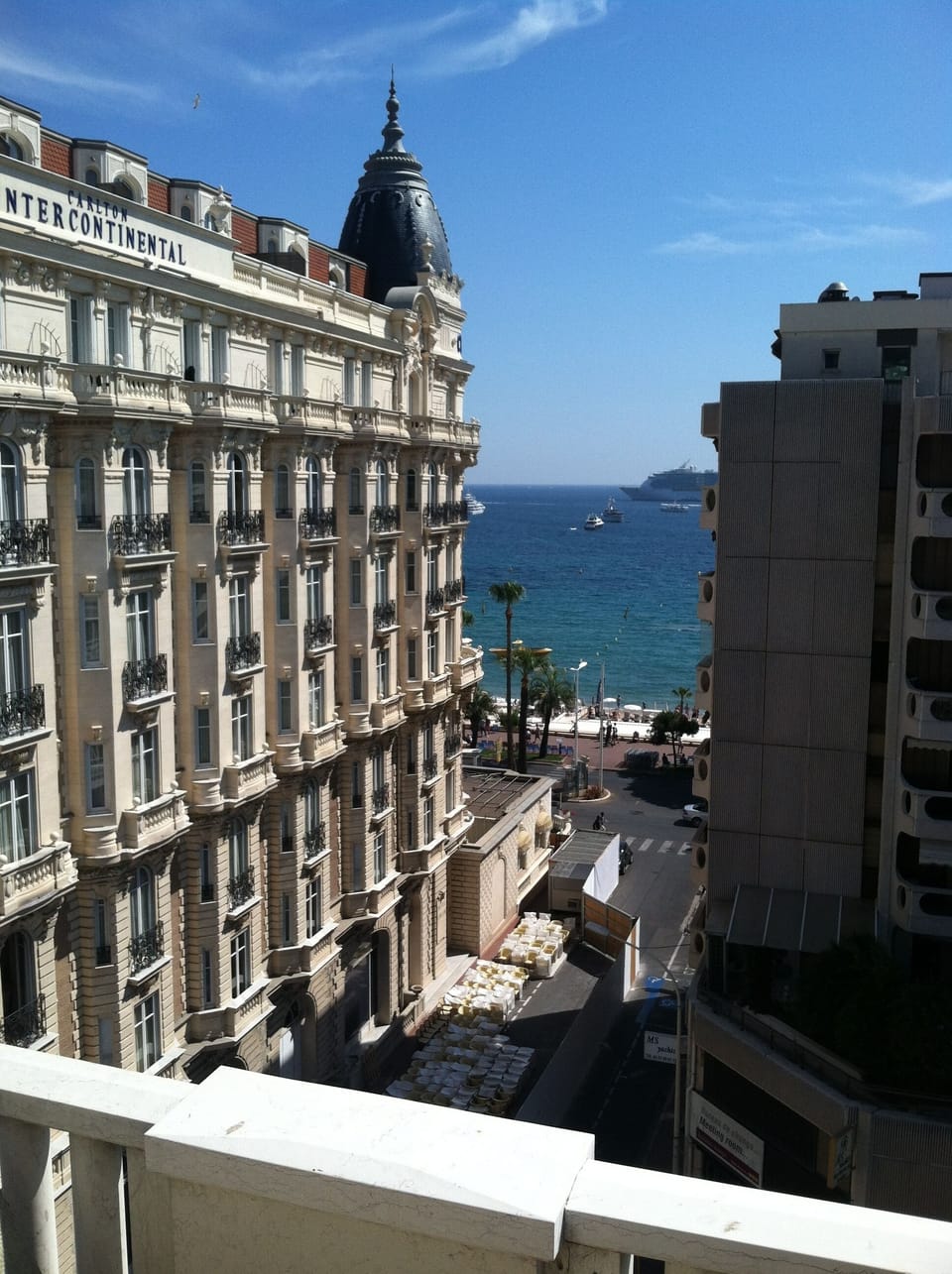 Our Airbnb's prime spot behind the famous Carlton Hotel means you're in the heart of Cannes' glamour, with the city's finest attractions within reach.