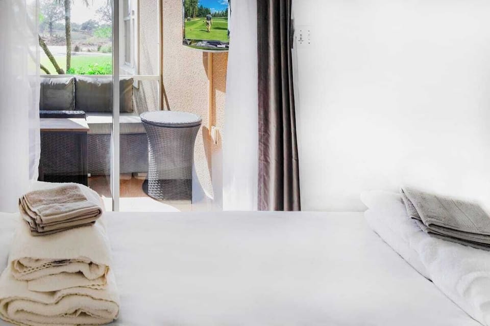 Bedroom Nr 4 with 1 King Bed or 2 Single Beds overlooking the 2nd patio.