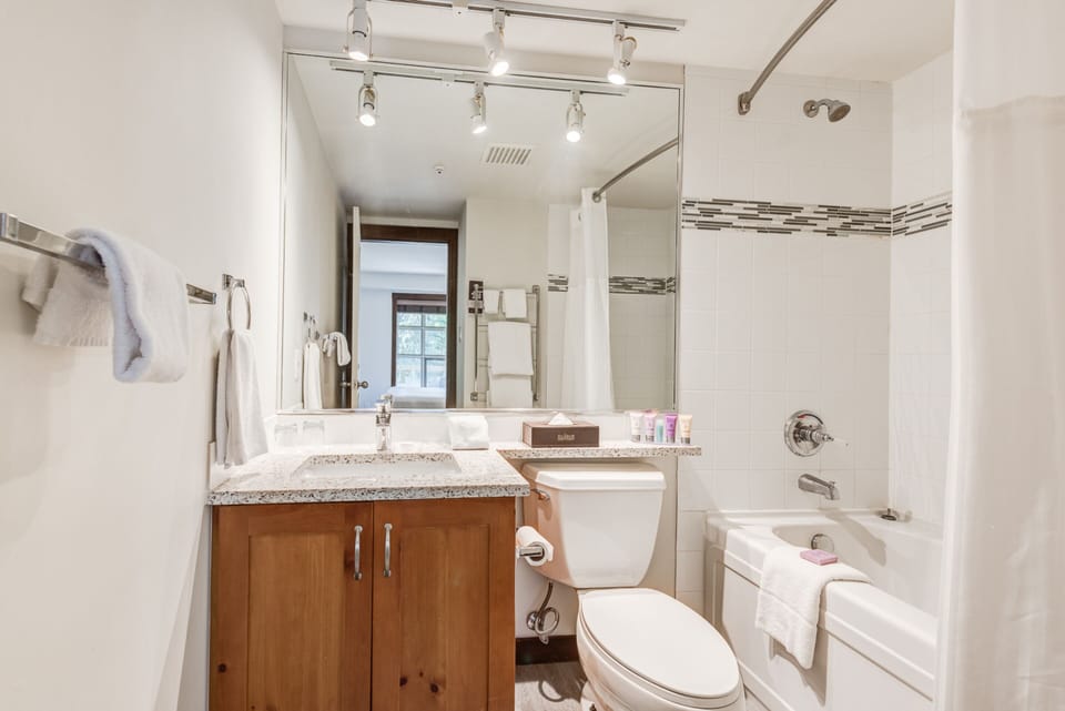 Suite, 2 Bedrooms, Kitchen, Slope side | Bathroom | Combined shower/tub, free toiletries, hair dryer, bathrobes