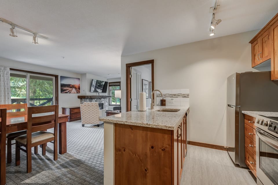 Family Suite, 2 Bedrooms, Kitchen | Living area | 32-inch Smart TV with cable channels, TV, fireplace