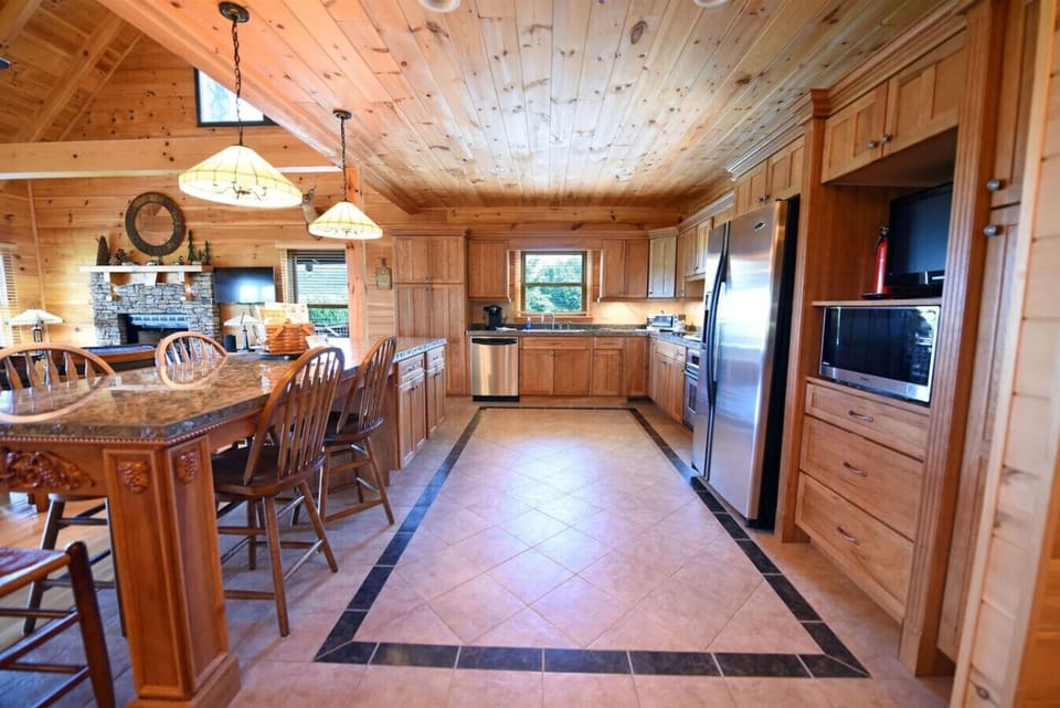 Ocoee River area 3br/3ba cabin rental with hot tub, game room and firepit
