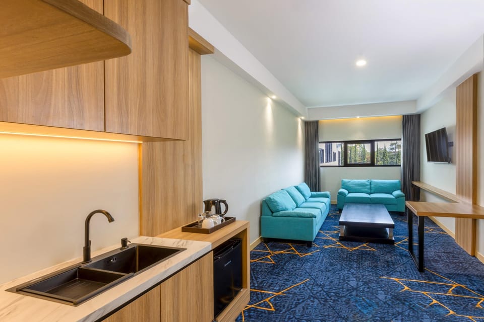 Junior Studio Suite, 1 Double Bed, Smoking, Jetted Tub | In-room safe, desk, rollaway beds, bed sheets