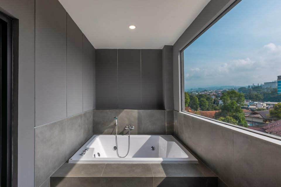 Junior Studio Suite, 1 Double Bed, Smoking, Jetted Tub | Bathroom | Shower, free toiletries, slippers, towels