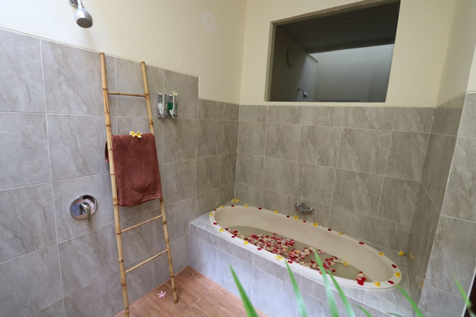 Couples treatment rooms, sauna, hot tub, body treatments, aromatherapy