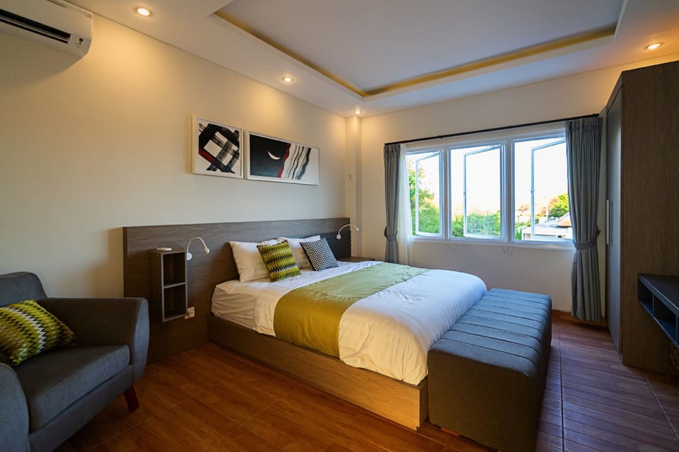 Deluxe Room | Desk