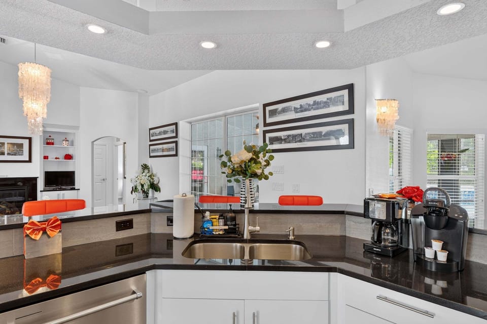 House, 4 Bedrooms | Private kitchen | Coffee/tea maker, fridge, oven, toaster