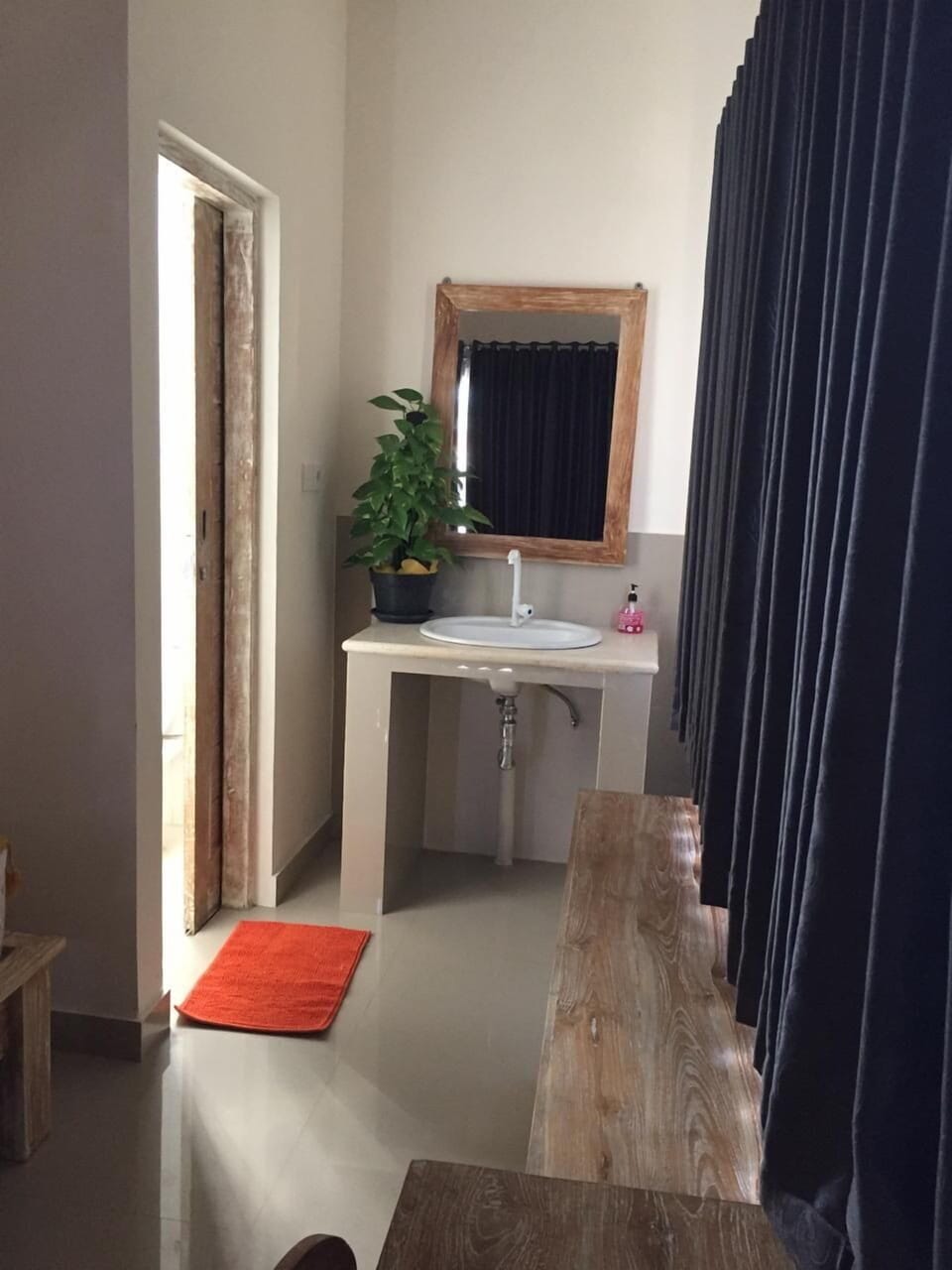 Queen Room | Bathroom sink