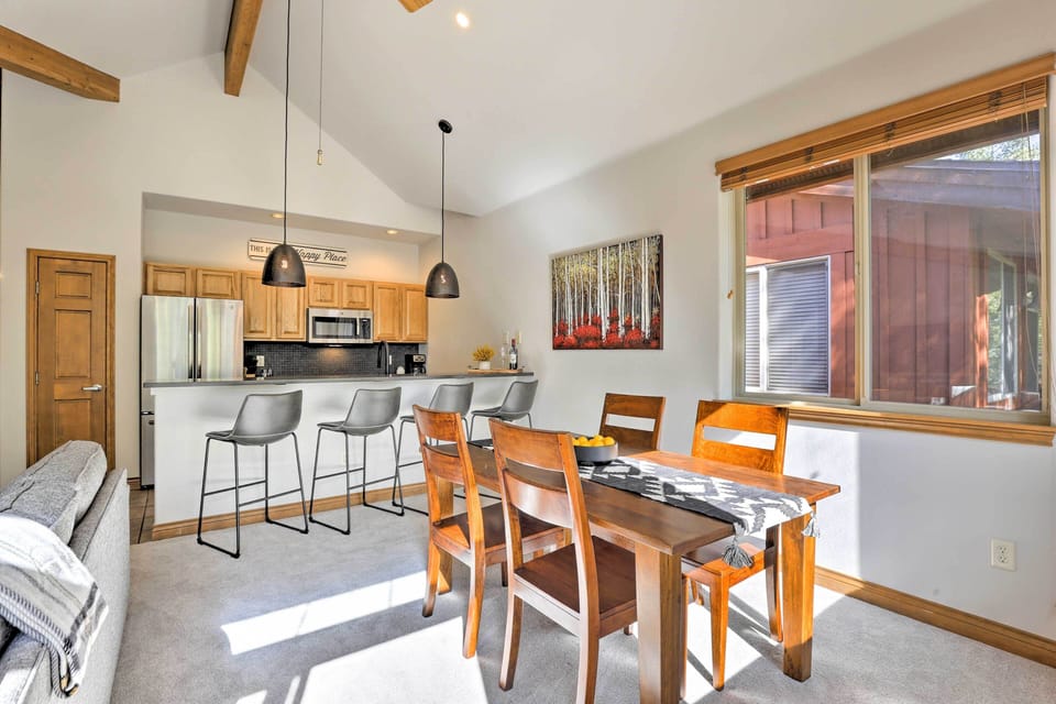 Dining Area | Dishes & Flatware Provided
