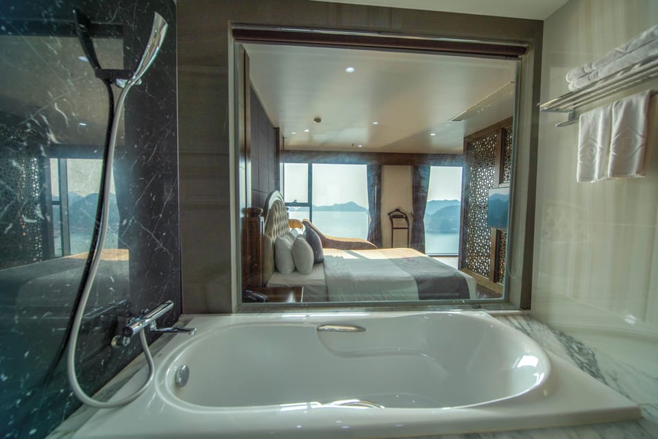 Executive Suite | Bathroom | Shower, free toiletries, hair dryer, slippers