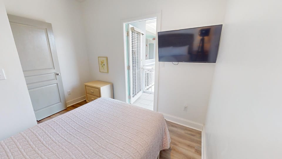 Third Bedroom - Queen Bed