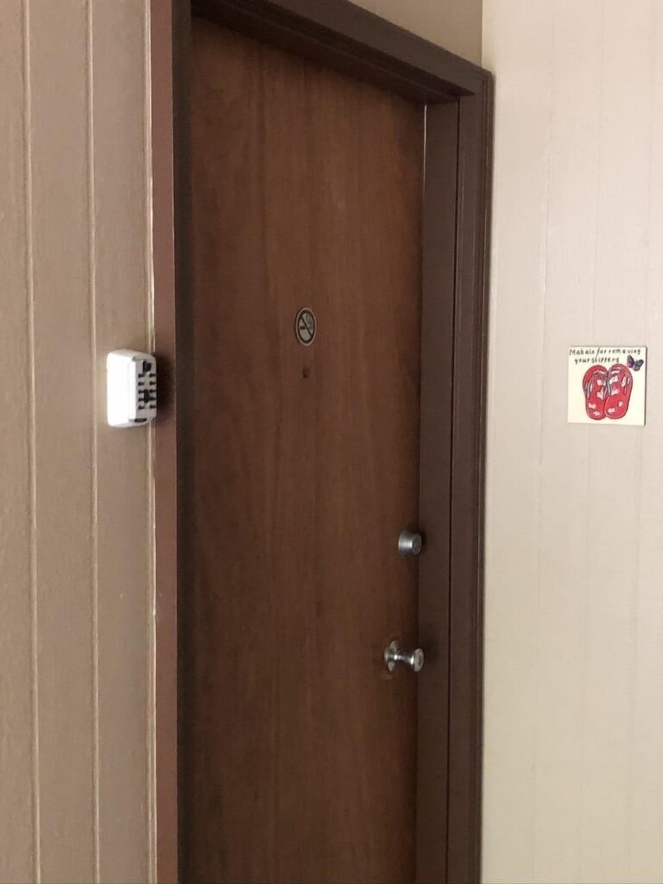 Lockbox and electronic door lock for self checkin
