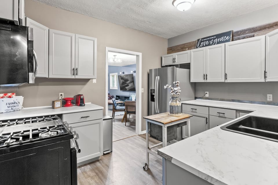 Kitchen - All Appliances and Cooking Utensils Needed to entertain your group