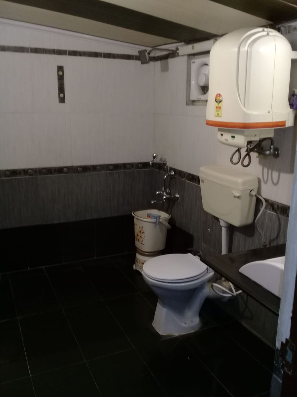 Family Single Room, 1 Bedroom, Hill View, Mountainside | Bathroom | Shower, free toiletries, towels
