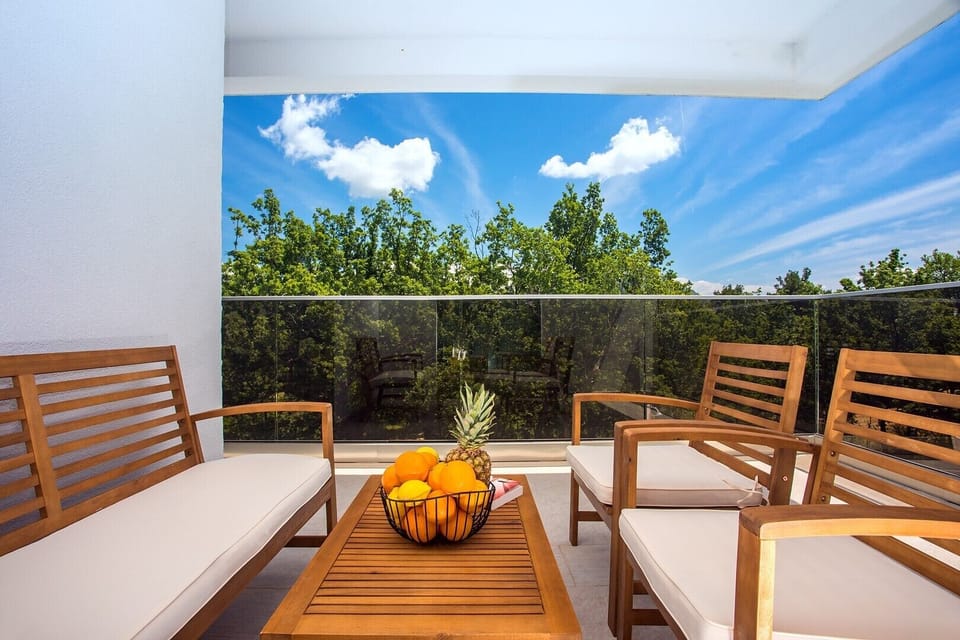 Terrace upstairs with sitting area and view on the Pool