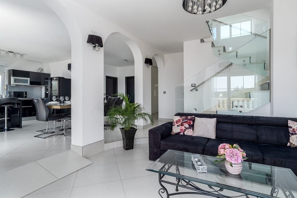 living area TV, A/C, free WiFi, exit to the terrace with pool and sea views
