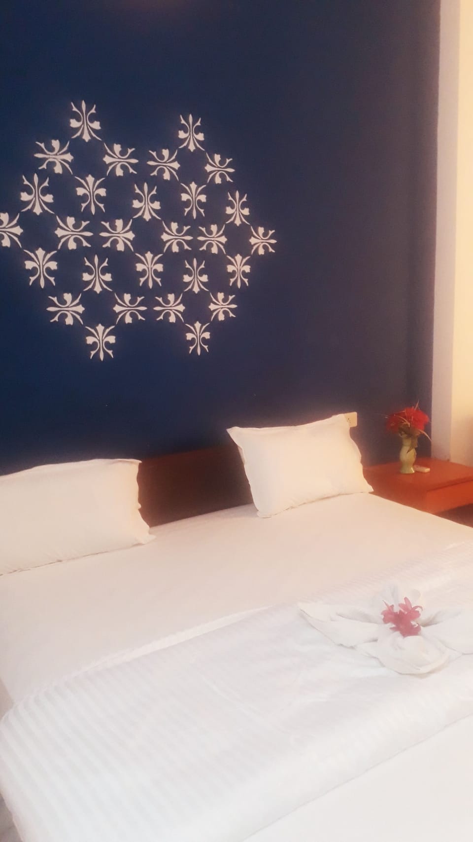 Deluxe Room | Living area | Flat-screen TV