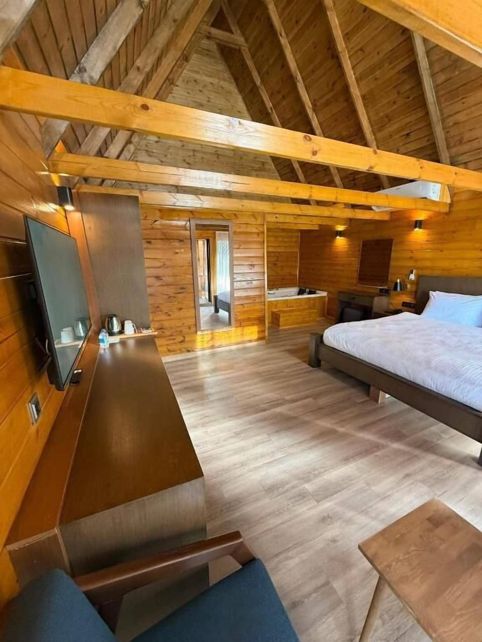 Junior Room (Junior suite with jetted tube) | Premium bedding, minibar, in-room safe, desk
