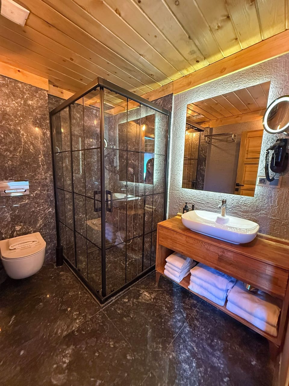 Junior Room (Junior suite with jetted tube) | Bathroom | Shower, hydromassage showerhead, free toiletries, hair dryer