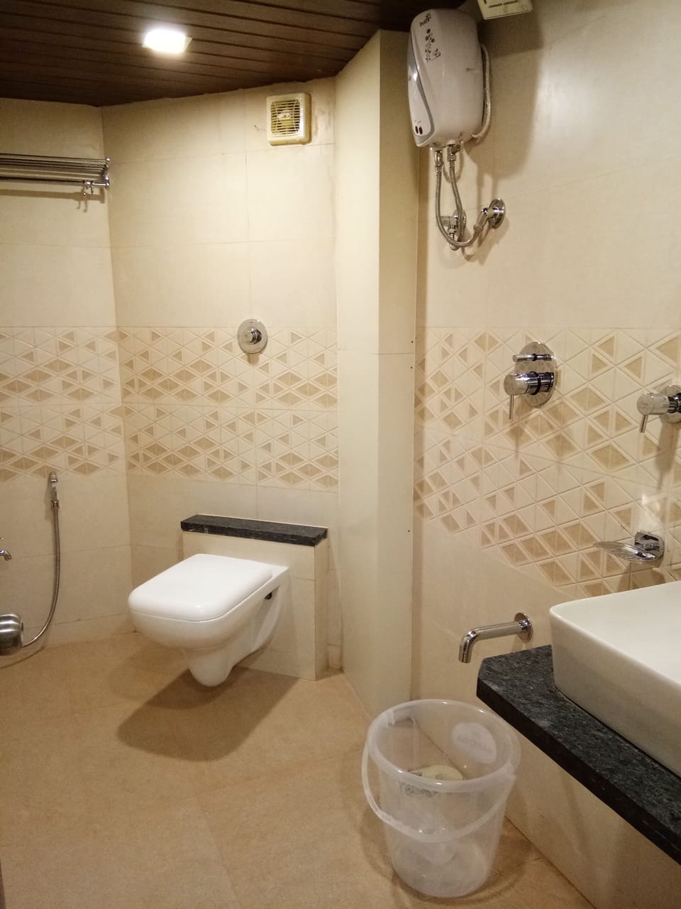 Shower, free toiletries, towels