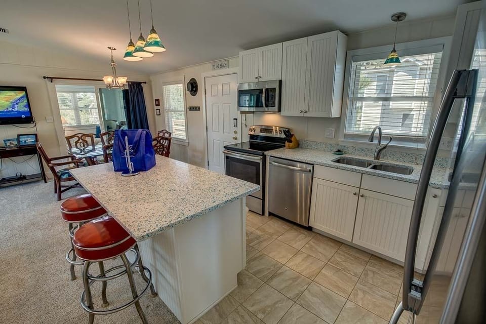 Main-Level Kitchen with Bar (seats 2)