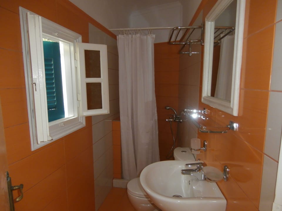 Family Room | Bathroom | Shower, hair dryer, towels