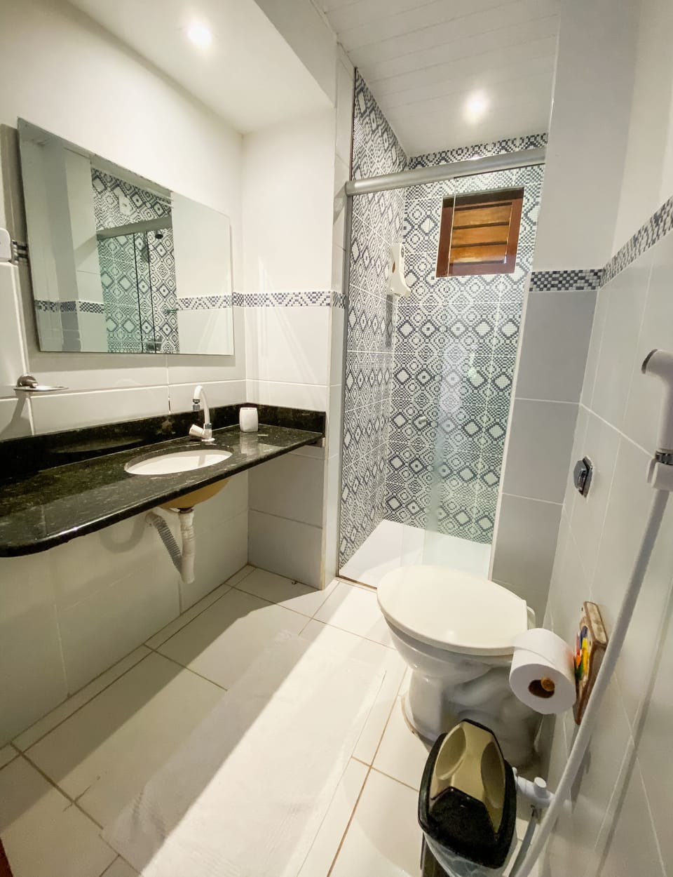 Family Quadruple Room | Bathroom | Shower, free toiletries, hair dryer, towels