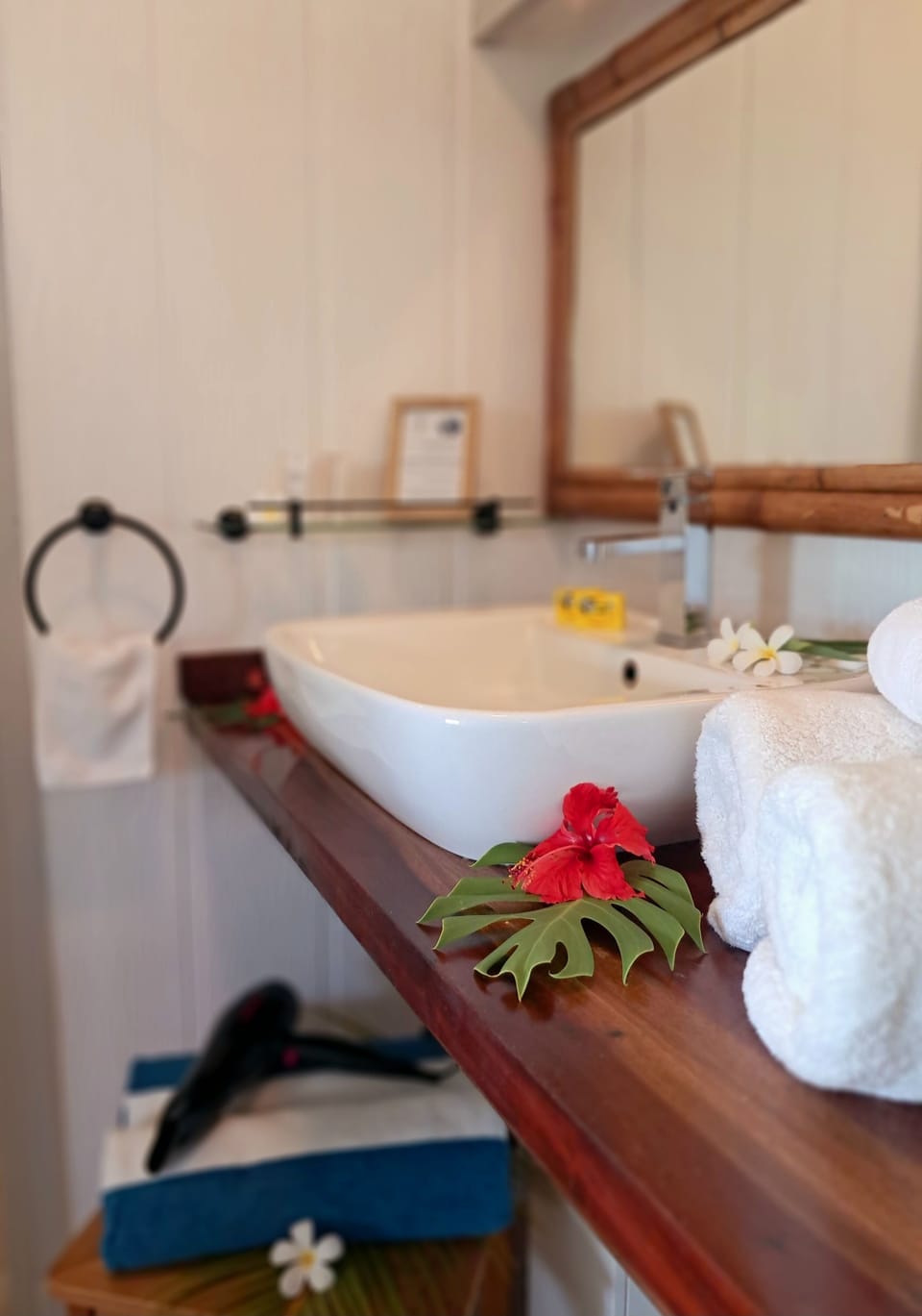 Beach Room | Bathroom | Shower, hair dryer, towels, soap
