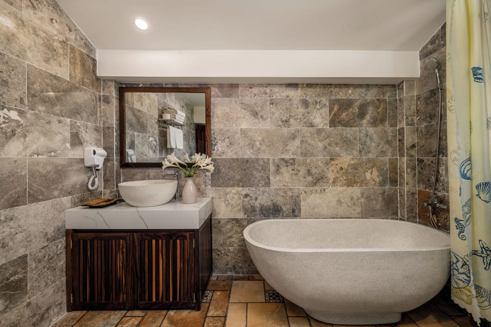 Deluxe Room | Bathroom | Hydromassage showerhead, free toiletries, hair dryer, bathrobes