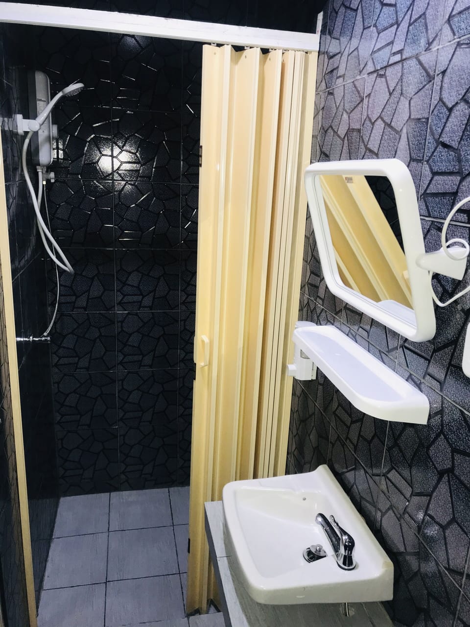 Deluxe Double Room | Bathroom | Shower, free toiletries, hair dryer, towels