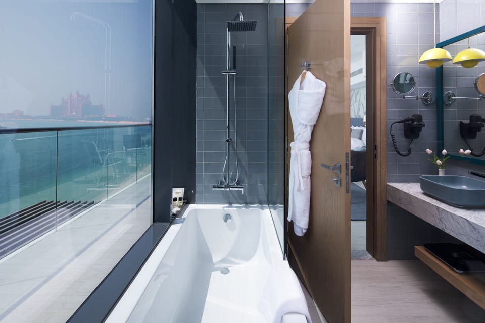 Palm Suite | Hypo-allergenic bedding, minibar, in-room safe, desk