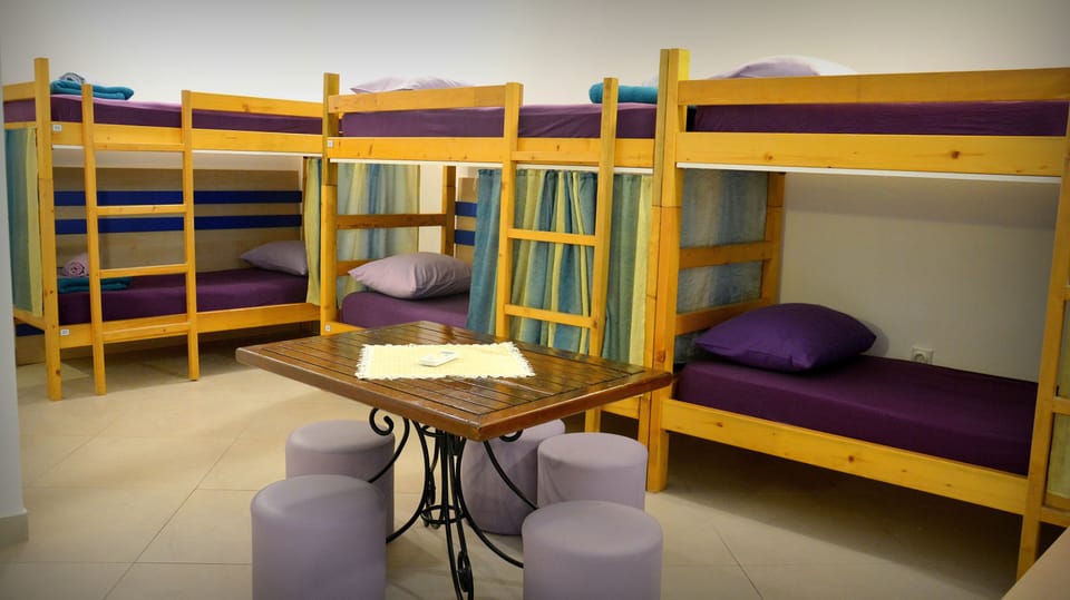 6 Bed Mixed Dormitory Room | Soundproofing, free WiFi, bed sheets