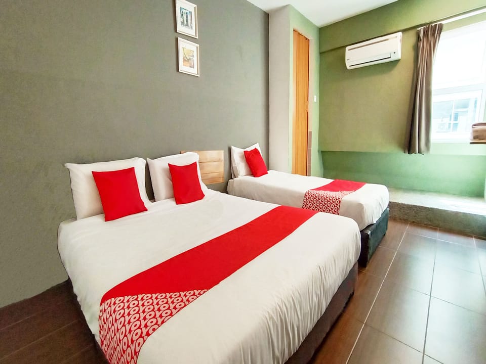 Superior Suite | Desk, WiFi (free), bed sheets