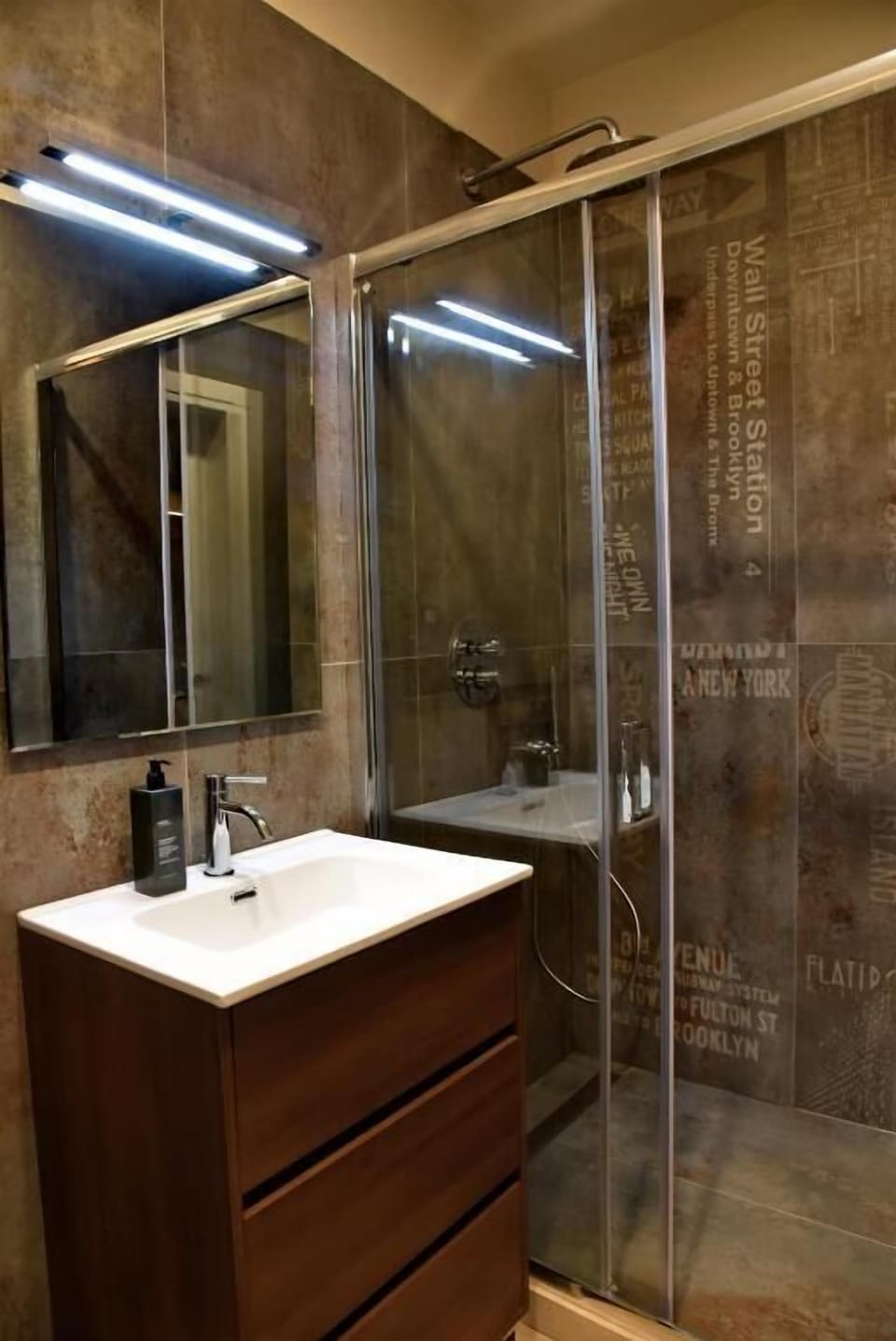 Deluxe Room | Bathroom | Free toiletries, hair dryer, bidet, towels