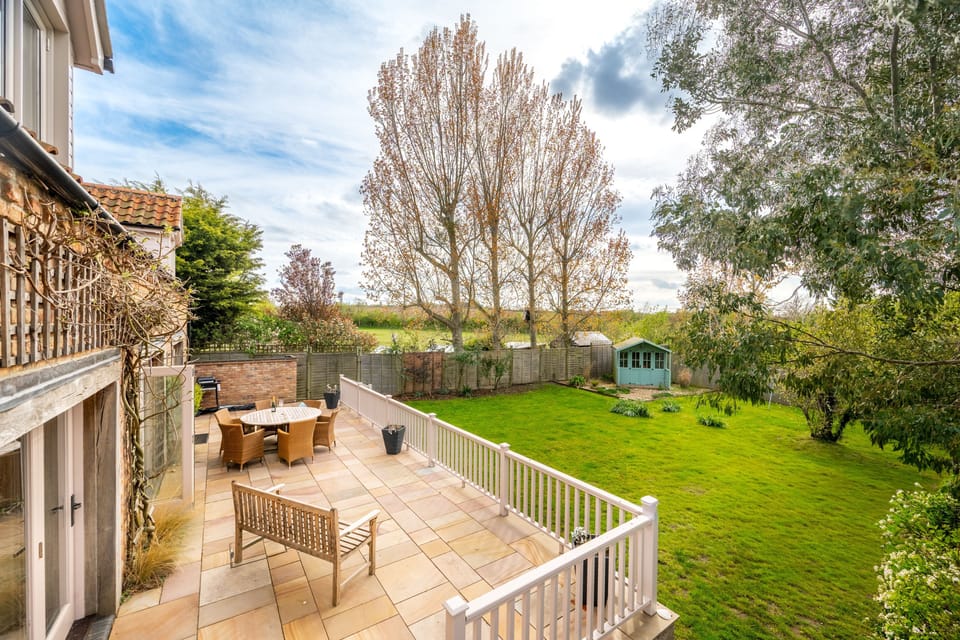 Kittiwake Cottage, Brancaster: Terrace overlooking the fully enclosed garden