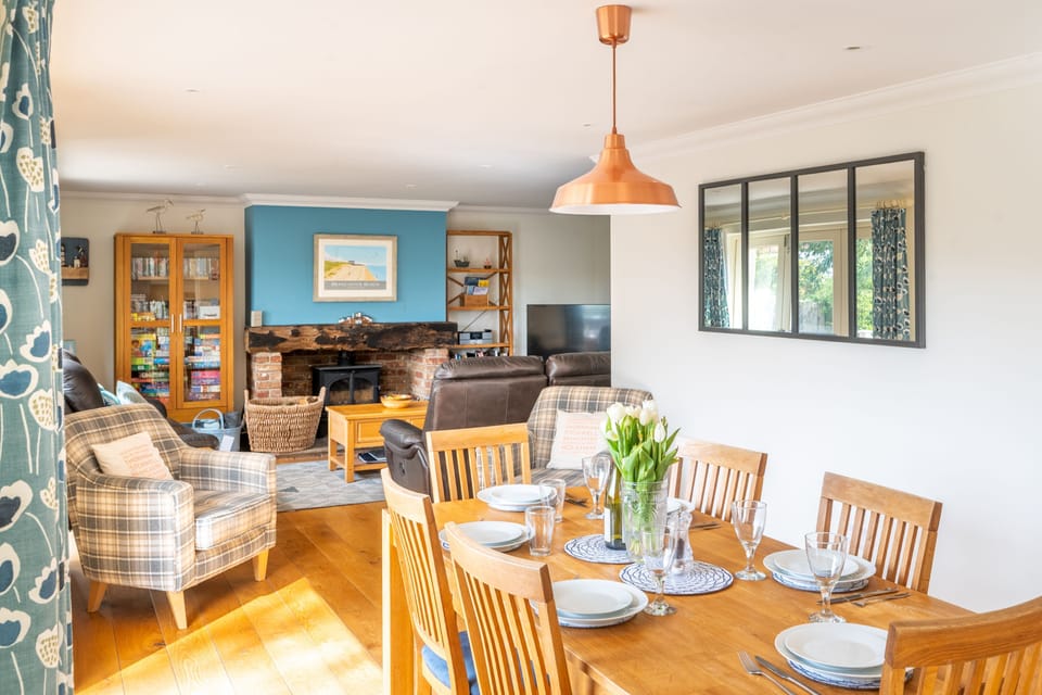 Ground floor: Dining area with seating for six