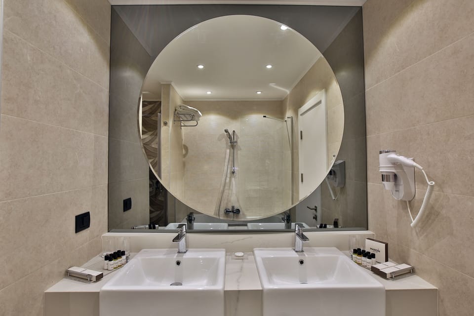 Suite | Bathroom | Free toiletries, hair dryer, slippers, towels
