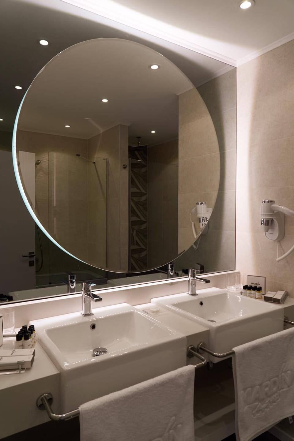 Suite | Bathroom | Free toiletries, hair dryer, slippers, towels