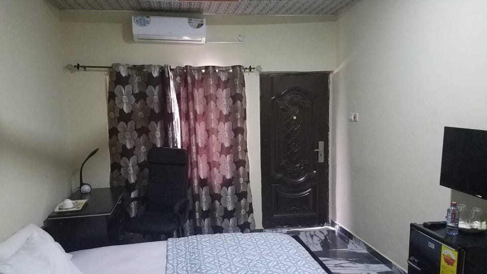 Standard Double Room | Minibar, blackout drapes, soundproofing, iron/ironing board (on request)