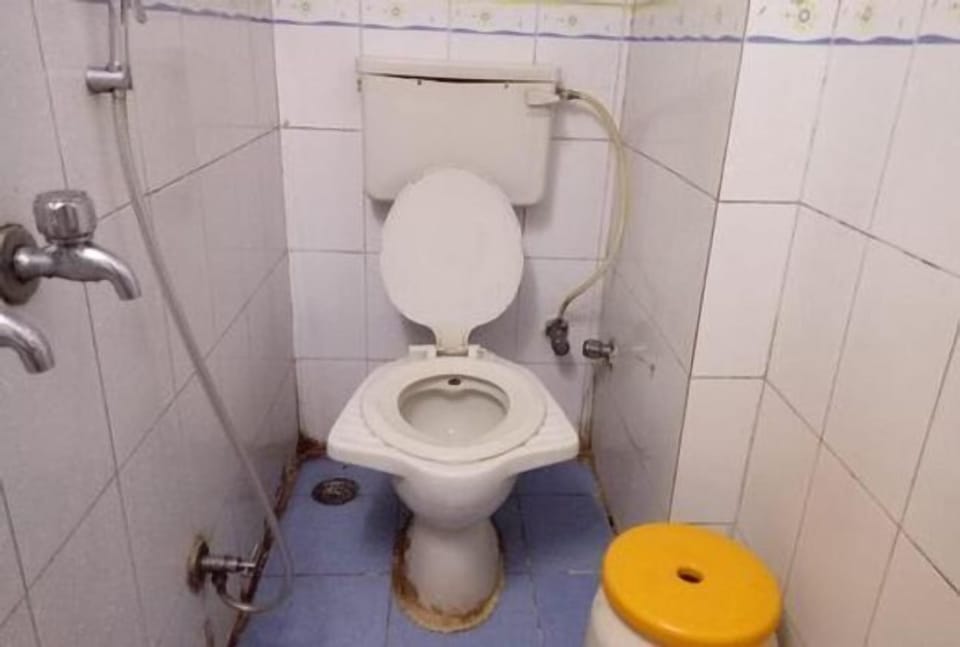Standard Double Room | Bathroom | Shower, free toiletries, towels