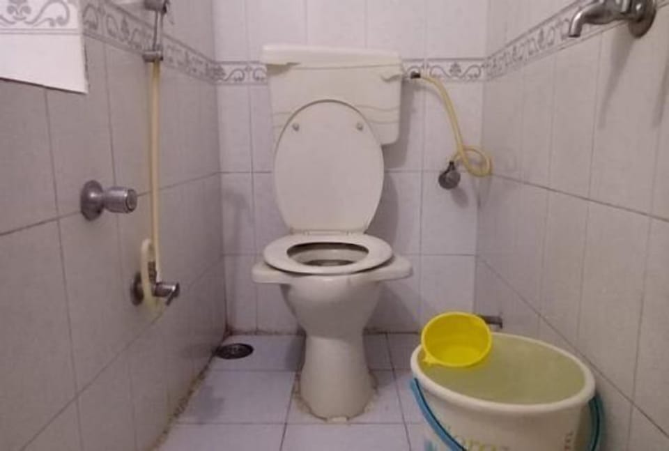 Standard Double Room | Bathroom | Shower, free toiletries, towels
