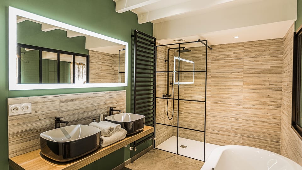 Suite, Terrace (Rimbaud) | Bathroom | Hair dryer, towels, soap, shampoo