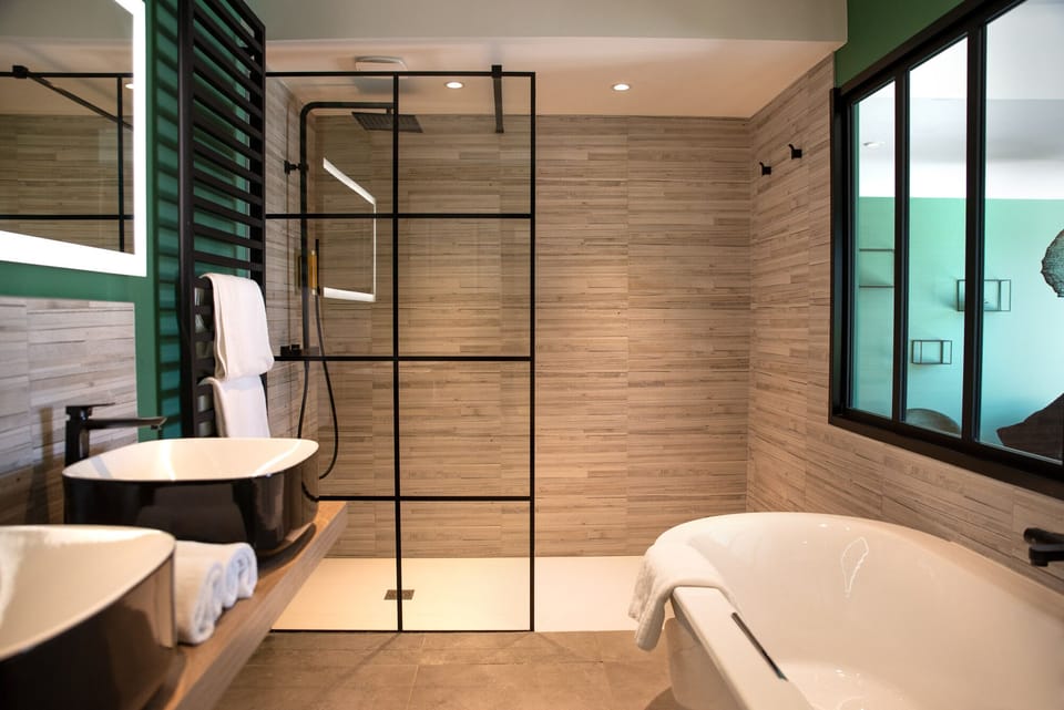 Room, Terrace (Rimbaud) | Bathroom | Hair dryer, towels, soap, shampoo