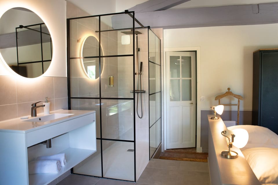 Room (Saint Exupery) | Bathroom | Hair dryer, towels, soap, shampoo